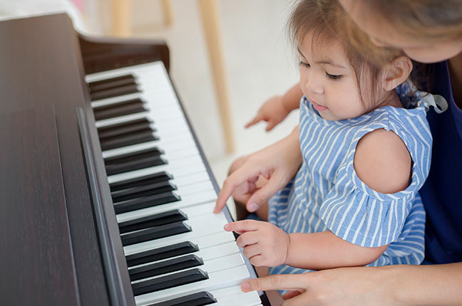 Por que incentivar crianças a fazerem aulas de piano?