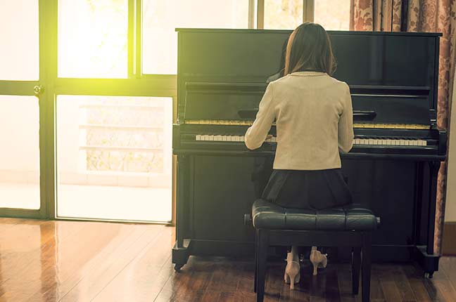 pianista tocando em uma sala