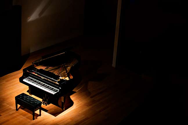 piano em um palco com iluminação