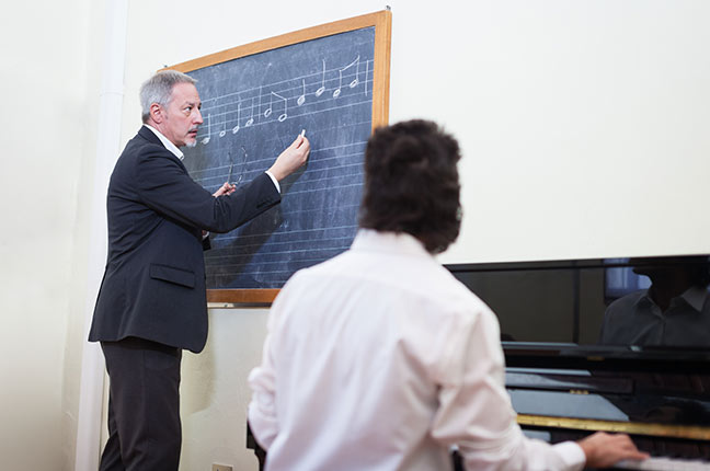 professor ensinando música