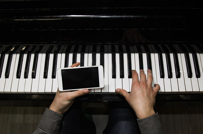tocar piano com a ajuda do celular
