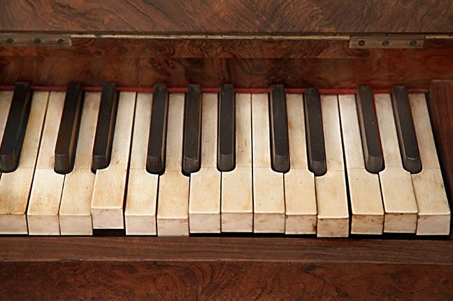 teclas de um piano antigo e sujo