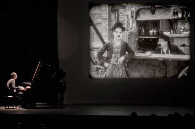 pianista e filme de Charles Chaplin