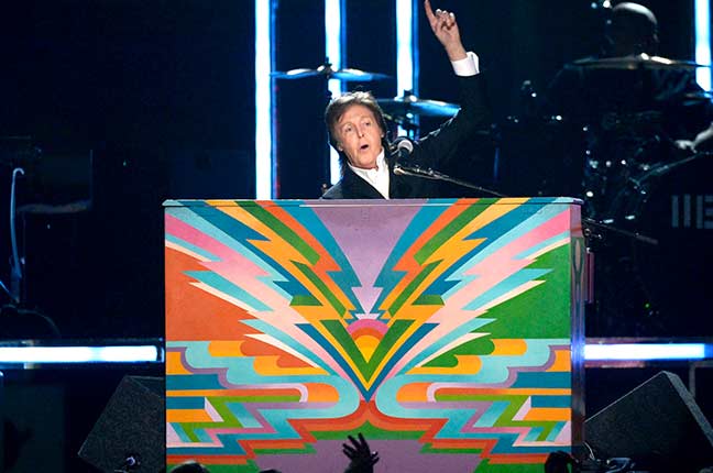 Paul McCartney em show tocando seu piano personalizado