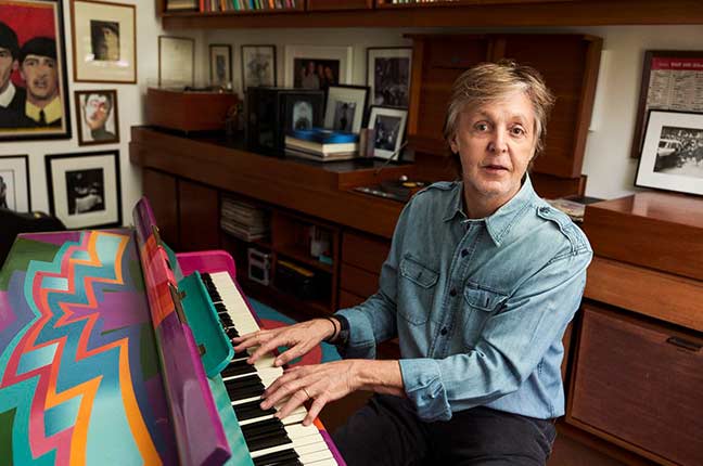 Paul McCartney tocando seu piano personalizado