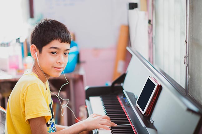 Aula de música piano pela internet em casa. estudar online