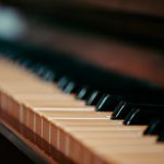 Teclas Pretas E Brancas De Piano E Tela De Tabuleiro. O Conceito De Cursos  Online Do Jogo Para Piano. Natal Foto de Stock - Imagem de chave, oitava:  250573240