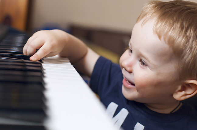 criança tocando piano