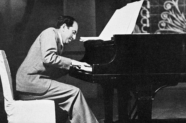 George Gershwin tocando
