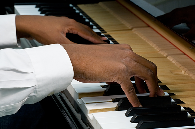 diferença entre os dedos sobre o piano