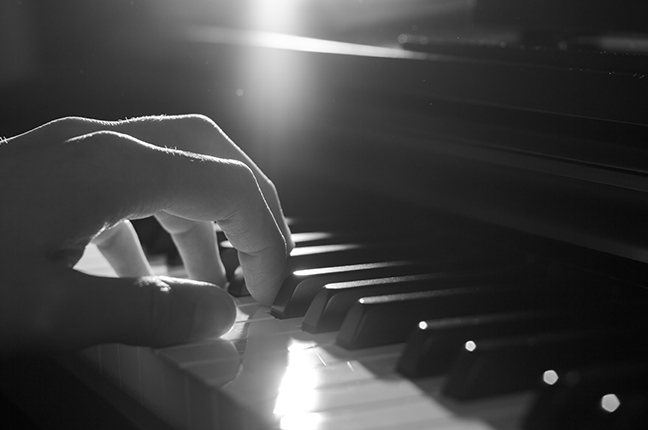 como movimentar os dedos no piano
