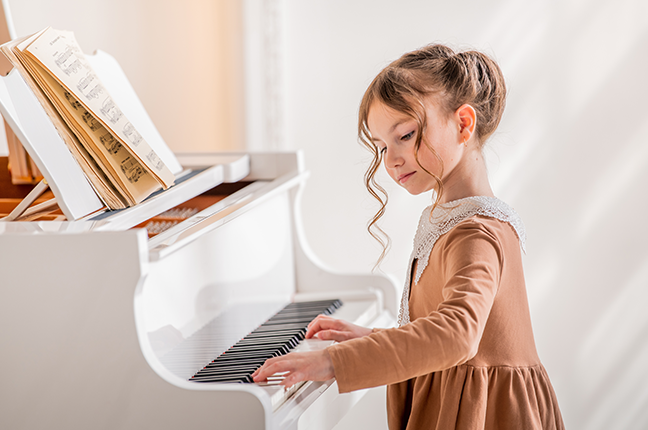 Por que incentivar crianças a fazerem aulas de piano?