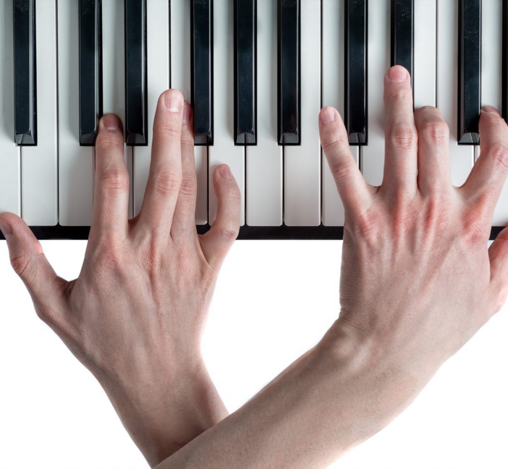 Mãos cruzadas no piano