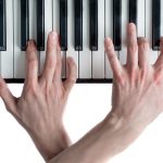 Mãos cruzadas no piano