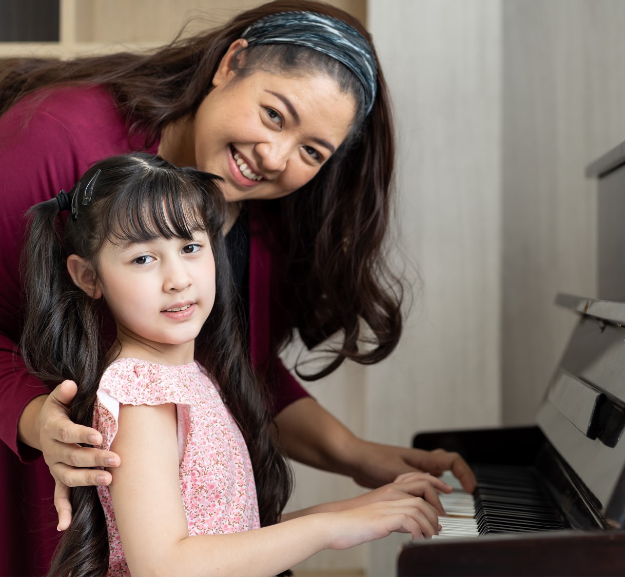 Professora ensinando seu aluno a tocar piano e gravar aula online