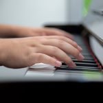 A sensibilidade das teclas nos pianos digitais