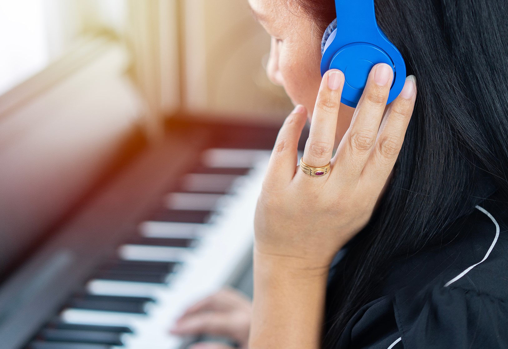 Mulher ensinando a tocar piano online