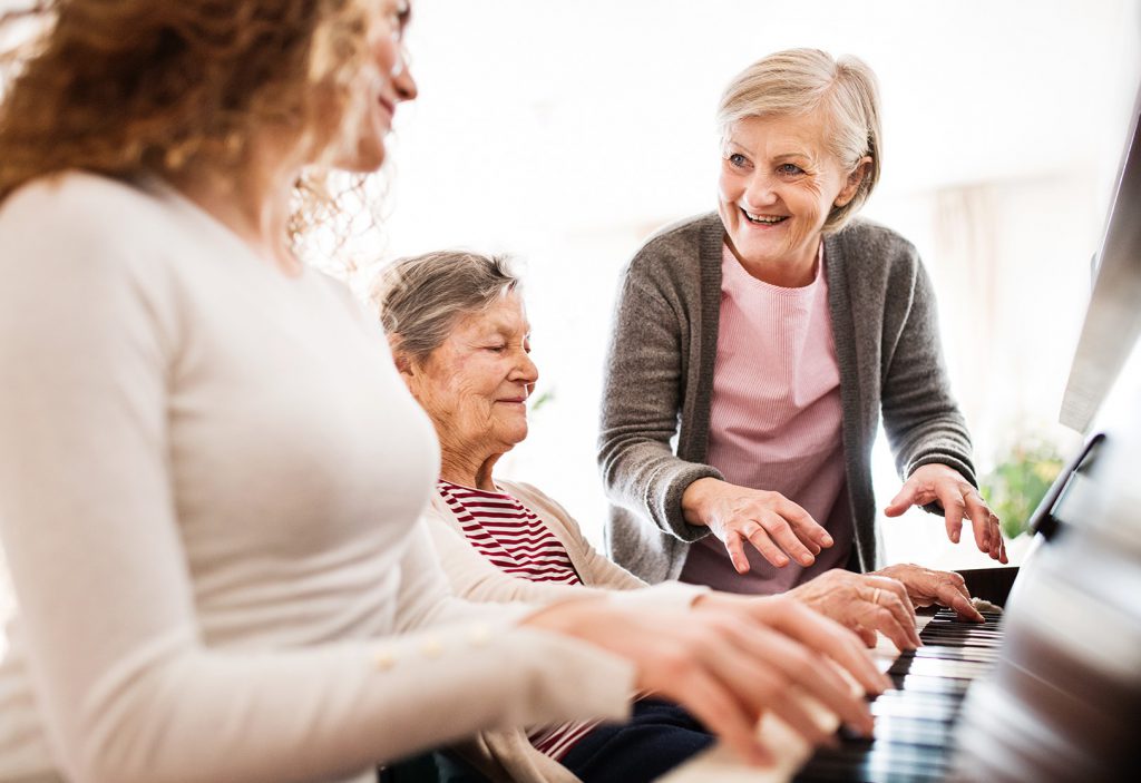 mulheres idosas tocando piano