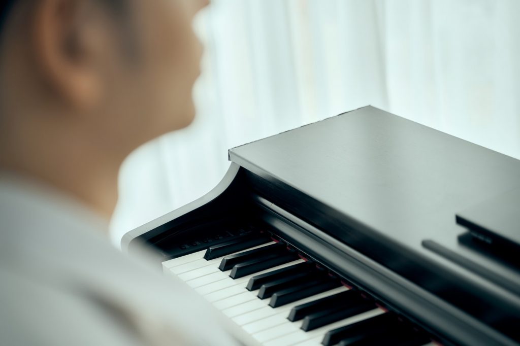 pessoa tocando piano