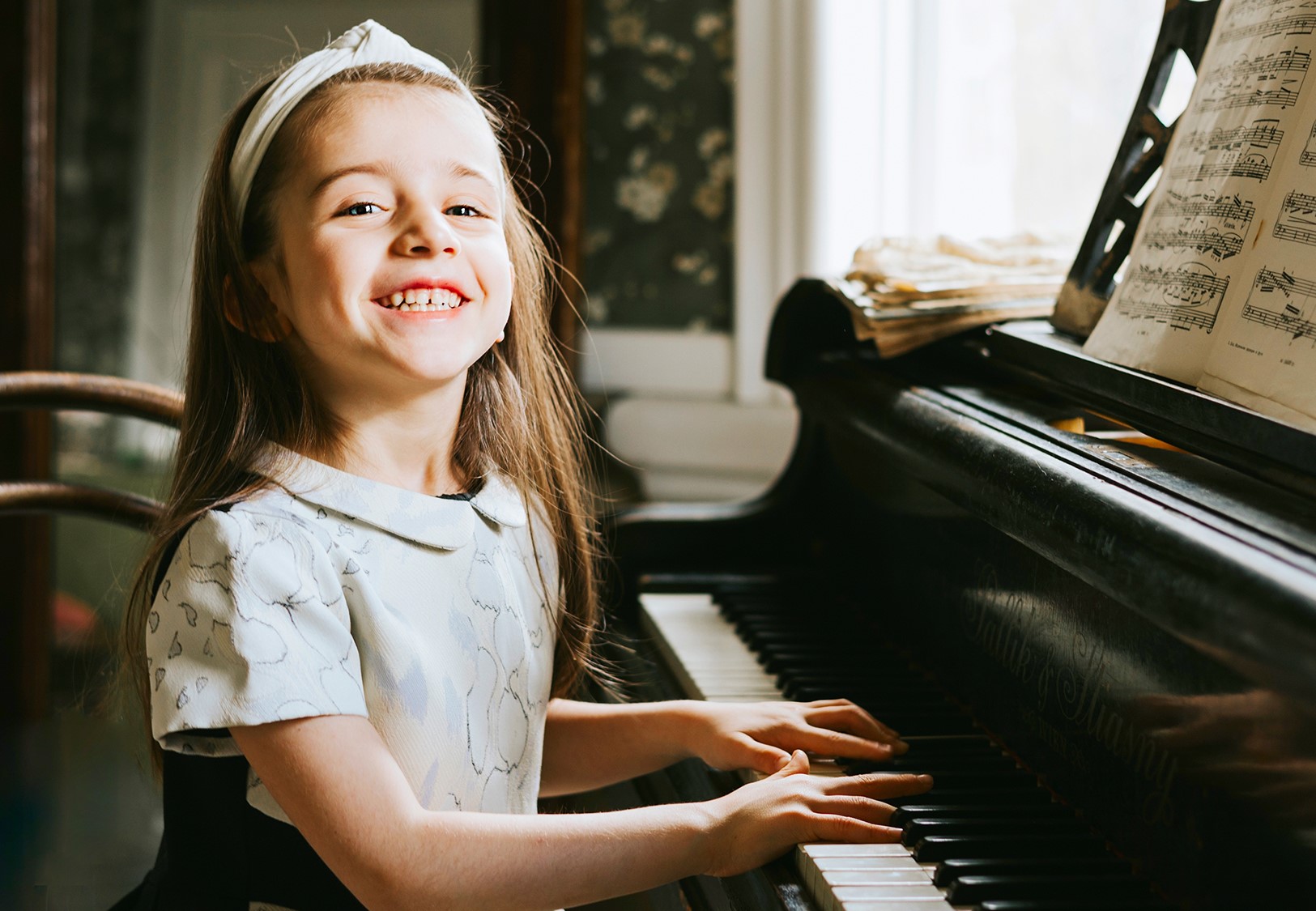 Criança tocando piano