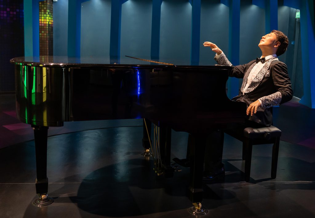 Homem tocando piano em um palco