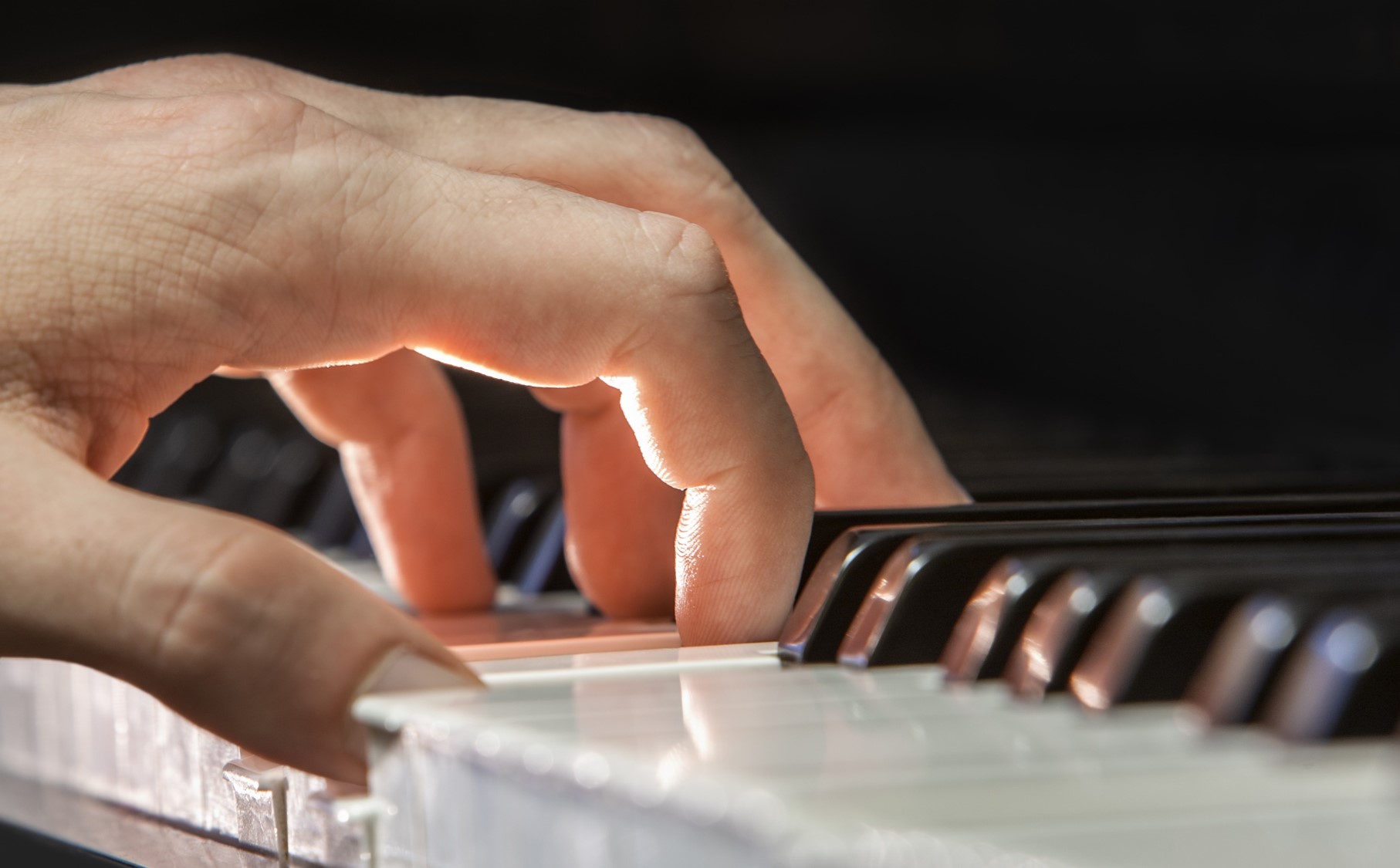 Pessoa tocando piano