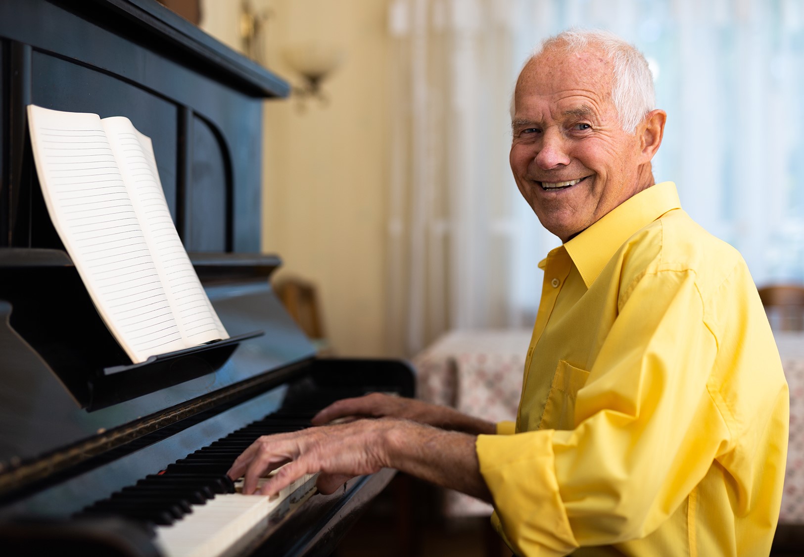 Idoso tocando piano