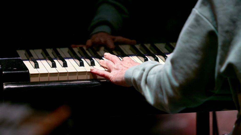Pessoa praticando tocar piano