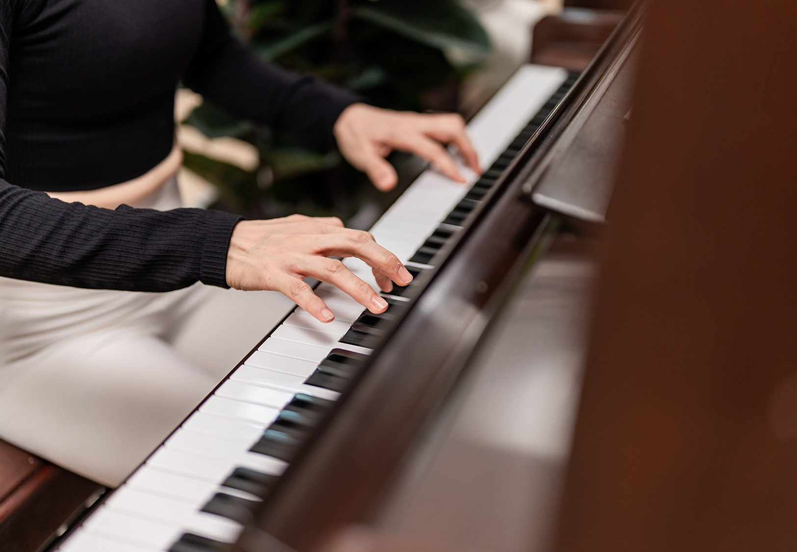 pessoa fazendo trinado no piano