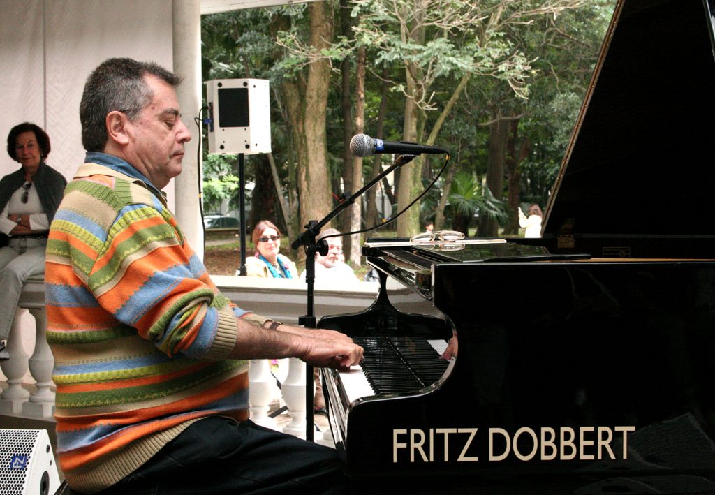 Almeida Prado tocando um piano da Fritz Dobbert