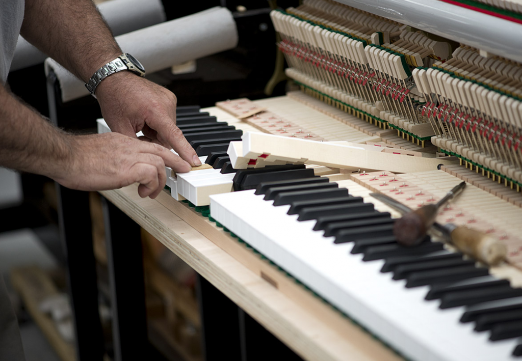 Como funciona o contrapeso das teclas do piano