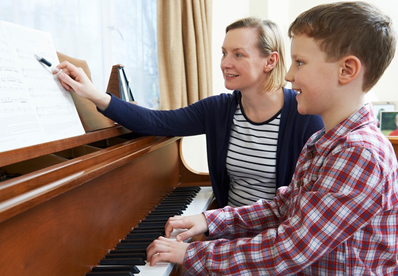 Professora de piano com aluno