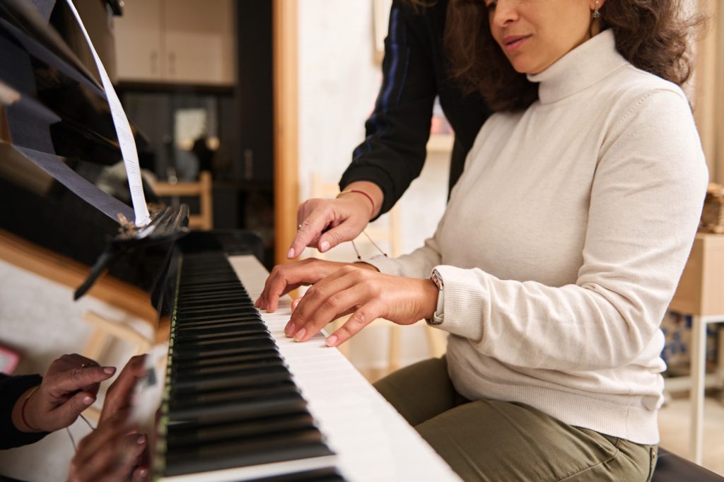 Mulher aprendendo a tocar piano
