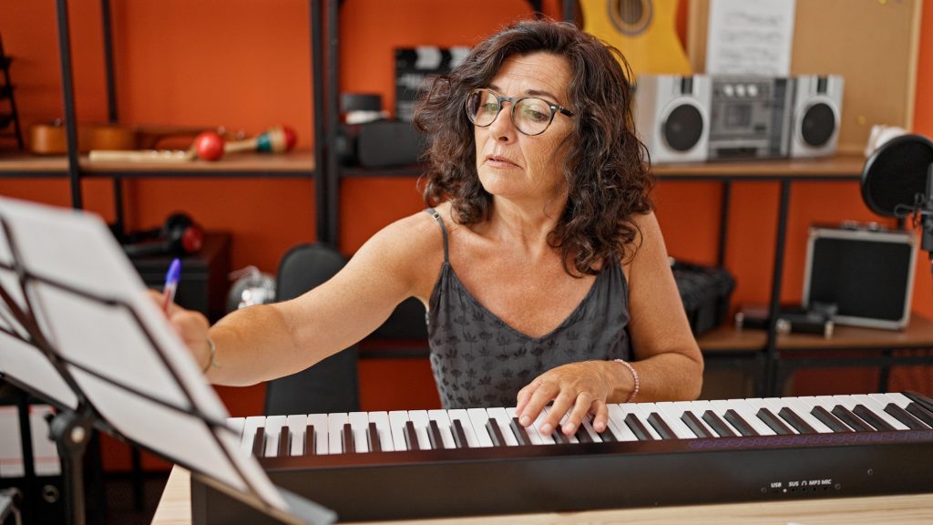 Mulher estudando piano