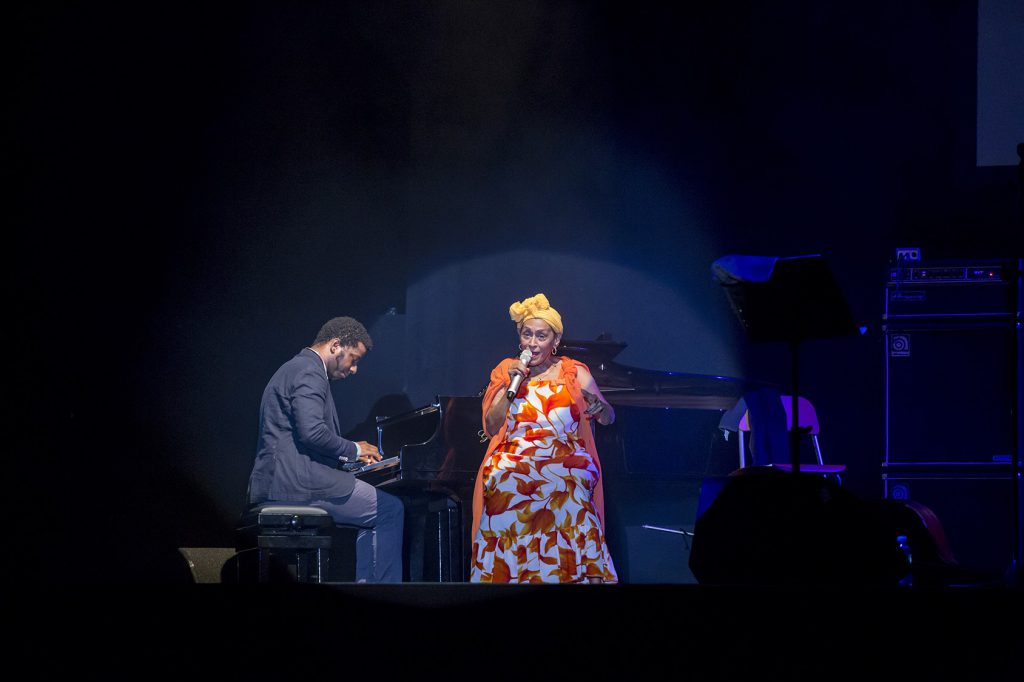 Cantora e músico fazendo montuno no piano