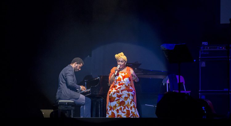 Cantora e músico fazendo montuno no piano