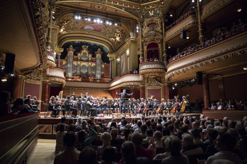 Maestro no Palco com Orquestra