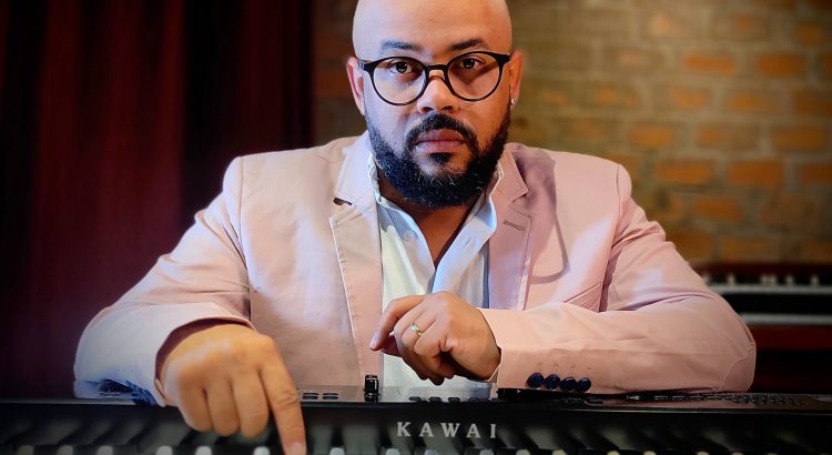 músico Michel Lima com Piano Kawai