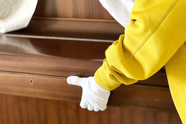 Profissional fazendo descupinização de piano