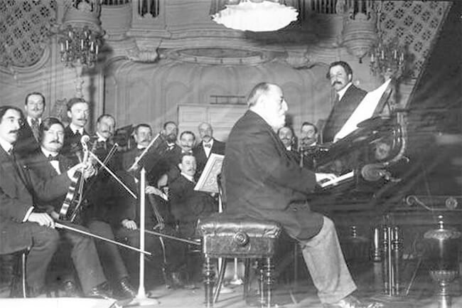 Camille Saint-Saëns tocando piano