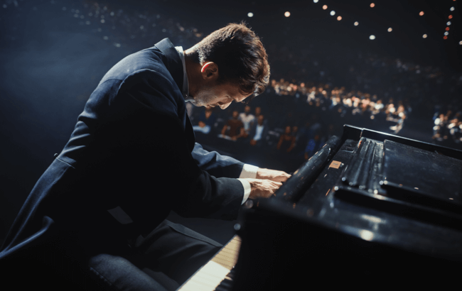 Pianista tocando sem partitura
