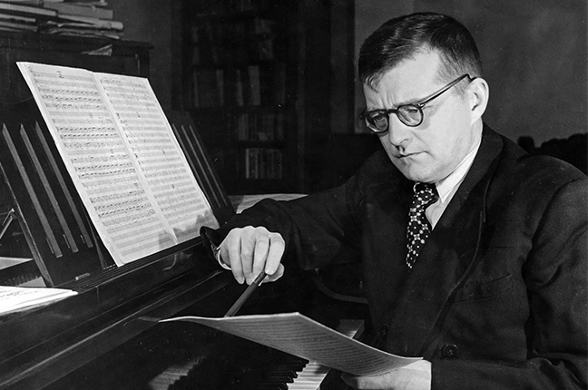 Dmitri Shostakovich lendo uma partitura