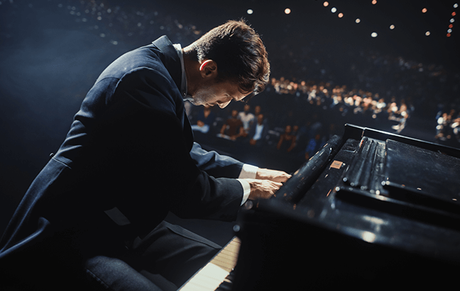 Homem tocando passagem rápida no piano