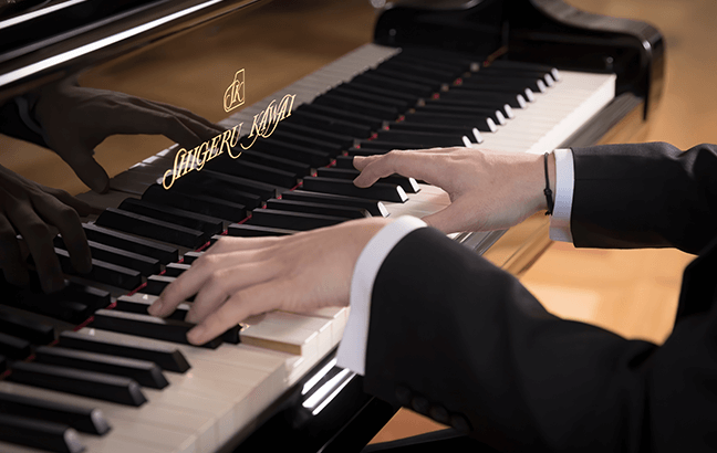 Músico tocando no piano Kawai