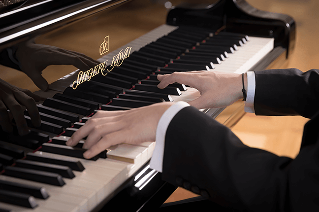 Músico tocando no piano Kawai
