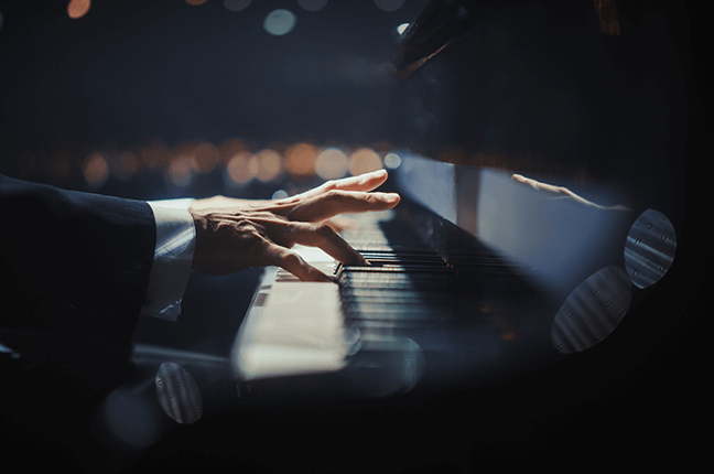 Músico tocando piano em um concerto