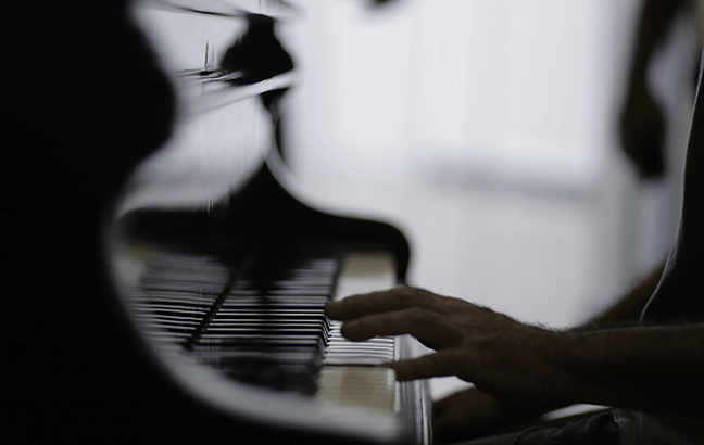 Estudos de piano para a mão esquerda